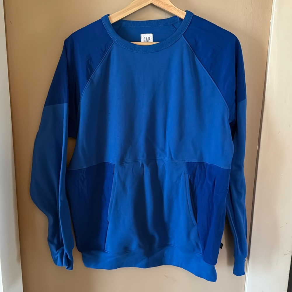 GAP Blue pullover sweatshirt with raglan sleeve and shiny nylon details.